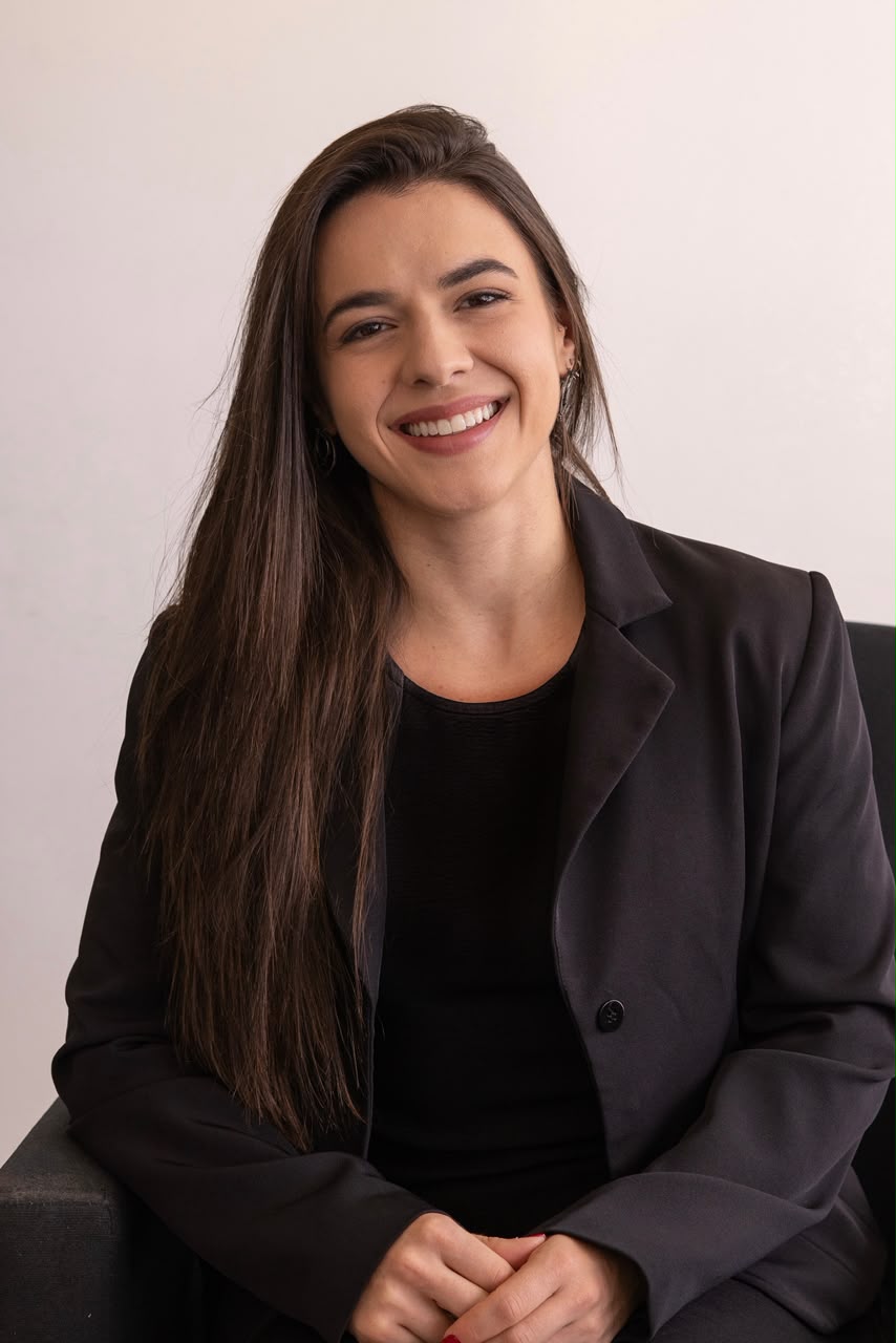 Letícia Lo Schiavo Vilela, psicóloga clínica, sorrindo em retrato profissional